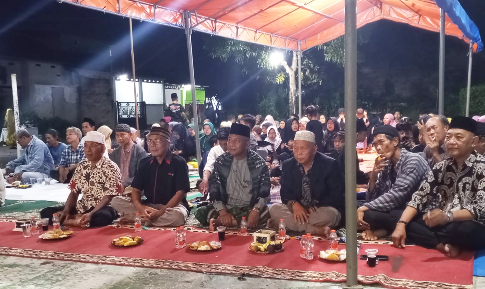 Halal bihalal yang dipenuhi warga